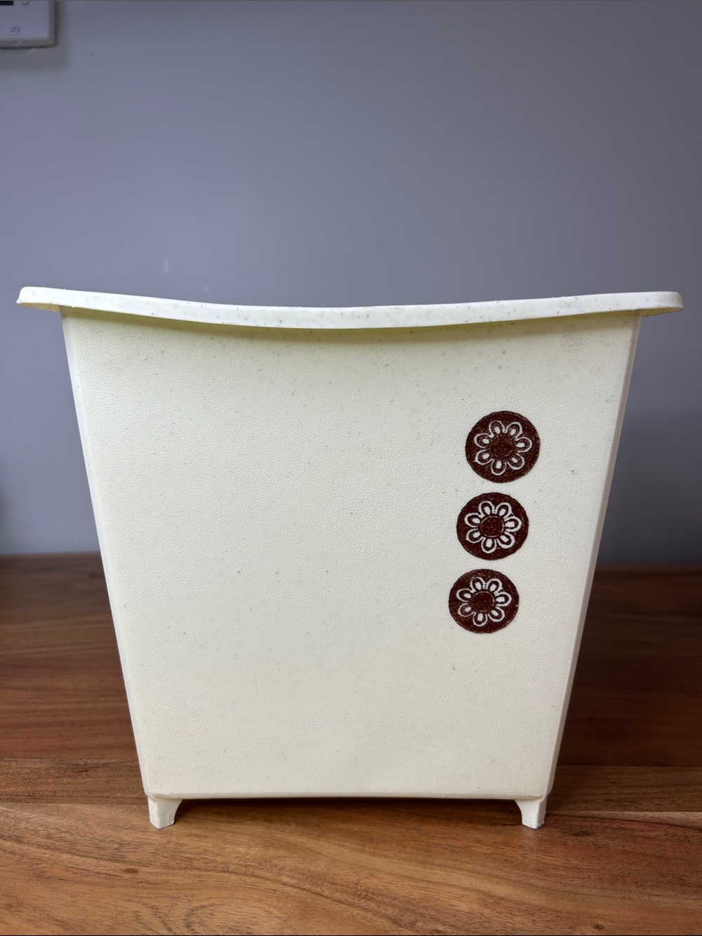 Vintage 1970s Footed Floral Plastic Wastebasket – Cream & Brown Bathroom Décor